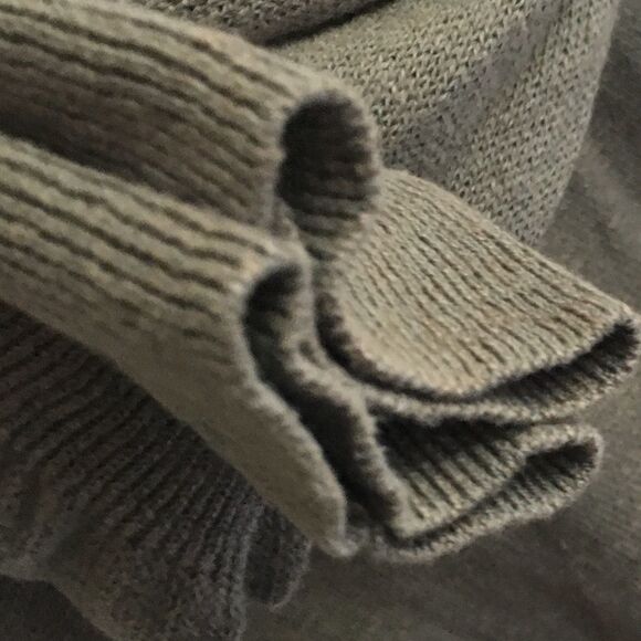 𝅺ARITZIA Lightweight Scoop Neck Long Sleeve Sweater Green XXS - Picture 2 of 5